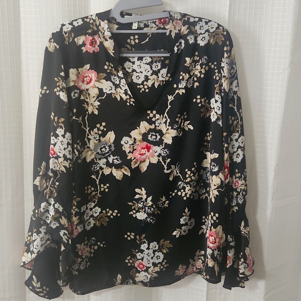 Maurices Sz Med. Black Floral Top. Casual.Work. Date Night.